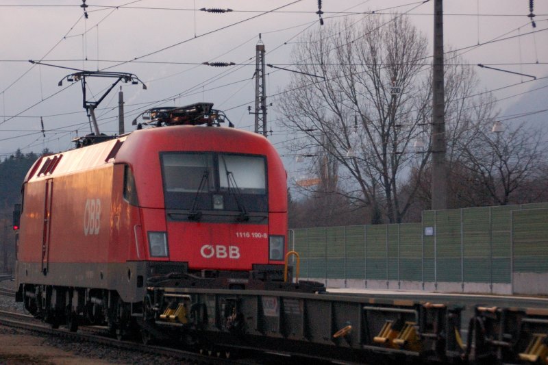 Nur schwach frequentiert war dieses Trailer-Shuttle, dass 1116 190-8 unterst�tzend nachschiebt. (Brixlegg, Dez.2008).