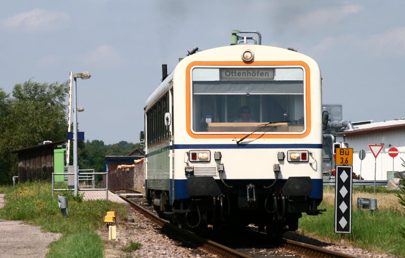 Nur sehr schwer fllig beschleunigt der VT 125 am 29. Juli 2008 aus dem in einer Steigung liegenden Haltepunkt Oberachern Bindfadenfabrik.