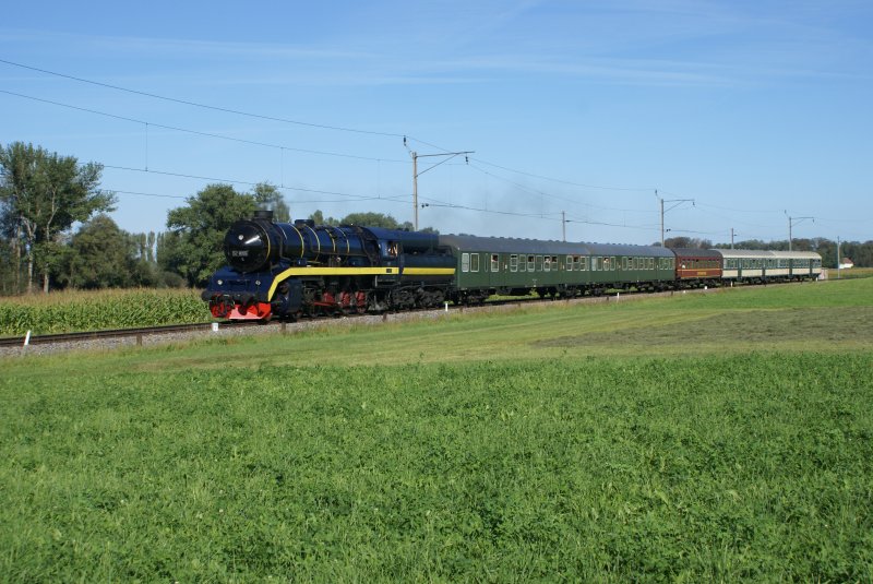 Nur wenig spter kehrte die 52 8055 wieder aus Konstanz zurck und machte sich auf dem Weg nach Schaffhausen. Der leise Rauch lsst die Dampflok in ihr erahnen.