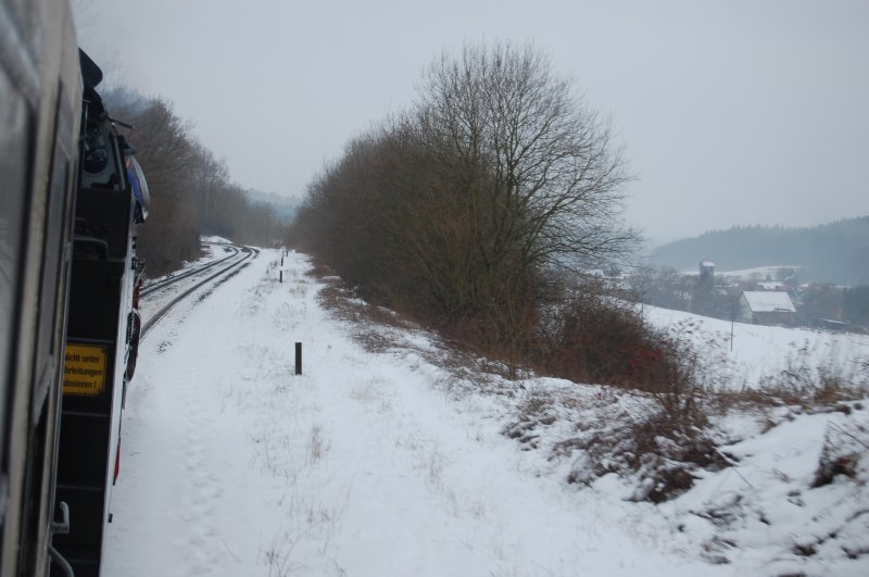 Nur wenige Minuten nach der Ausfahrt aus Eisenach mitte in der Steigung in Richtung Suhl. Die Schornsteinmusik unserer 41er war ein einziger Genuss