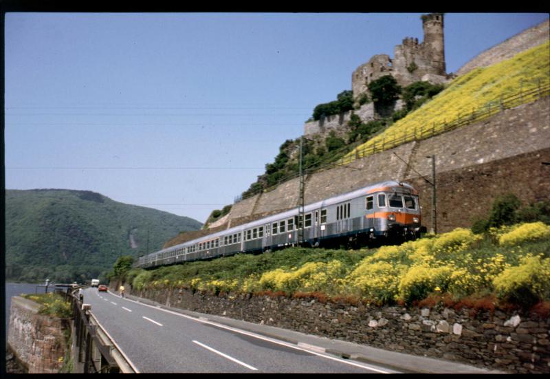 Nur wenige Tage im Jahr blht es hier an der Burgruine Ehrenfels so schn, da spielte es keine Rolle ob ein allerwelts Personenzug vorbei kam, die Belohnung kam spter den solche Garnituren sind im Rheintal inzwischen Geschichte