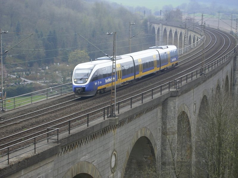 NWB 81995 , Paderborn Hbf. nach Holzminden berquert das Altenbekener Viadukt und erreicht in Krze Altenbeken.(20.04.2008)