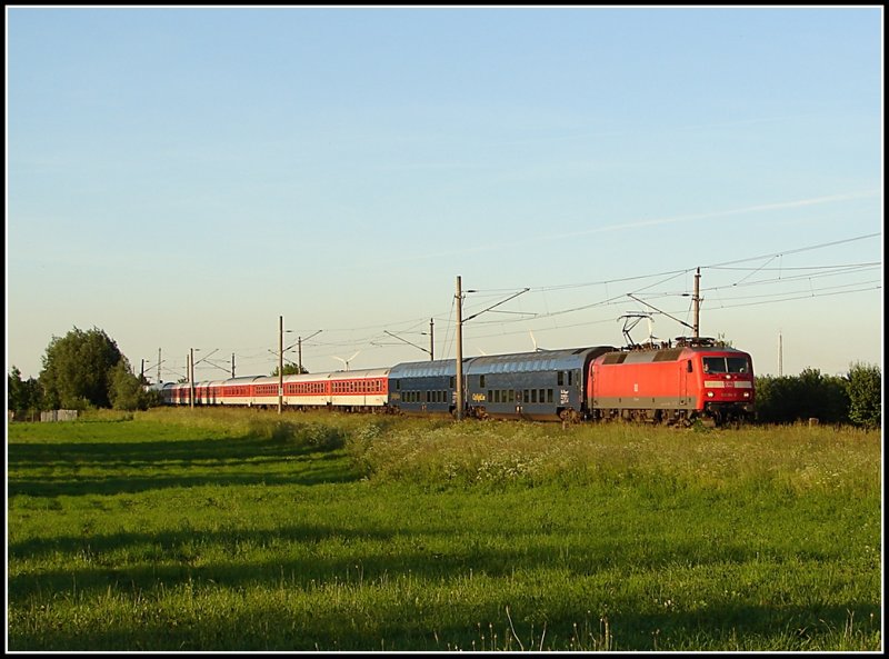 NZ aus Binz auf dem Weg nach Rostock gezogen von der 120 104. Am Zugende schob die 101 070. Aufgenommen am 09.06.07 in Bentwisch.