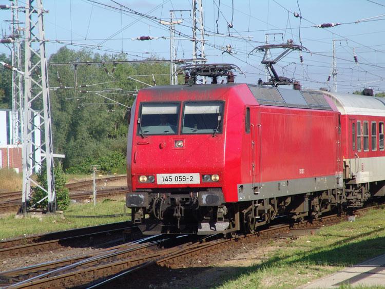NZ1949/40482 von Hagen mit Kurswagen aus Mnchen bei der Ausfahrt aus dem Rostocker Hbf.in Richtung Ostseebad Binz.Aufgenommen am 29.06.05