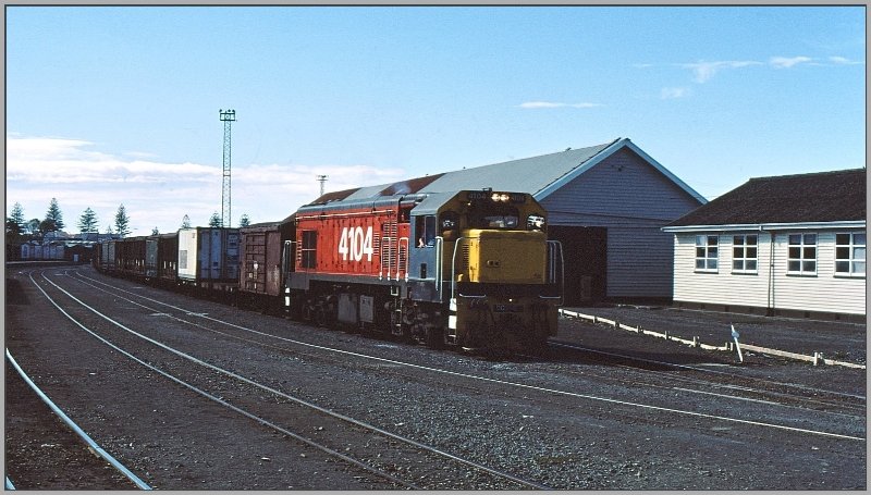 NZR 4104 mit einem Gterzug in Rotorua/Nordinsel. (Archiv 11/85)