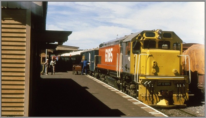 NZR 6185 mit Schnellzug Christchurch - Picton stoppt in Wharanui/Sdinsel. (Archiv 11/85)