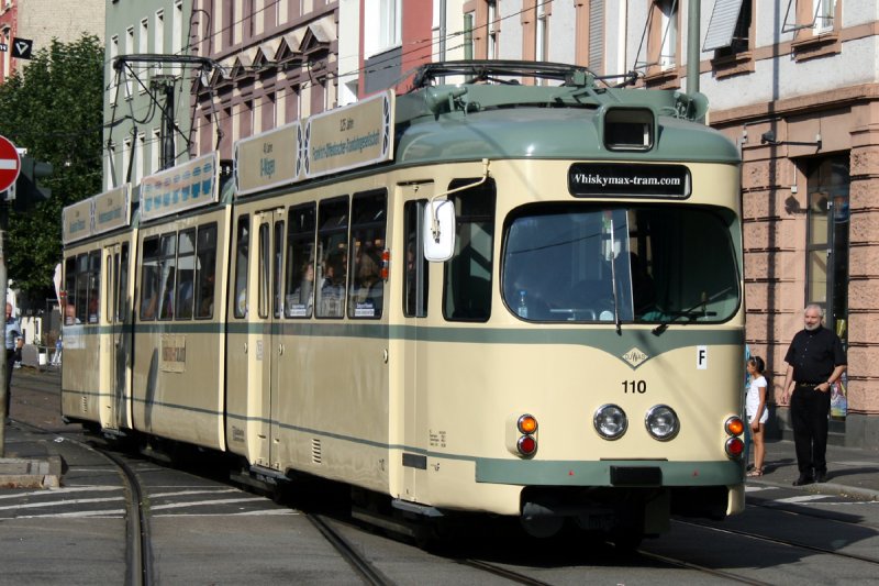 O-Wagen 110 in historischer Lackierung am Lokalbahnhof. Hierbei handelt sich um eine Sonderfahrt fuer  Whiskymax  mit Zugzielanzeiger  Whiskymax-tram.com . (26.09.2009)