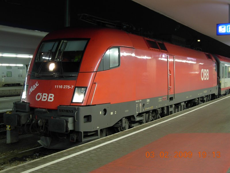 Ob dieses Fahrzeug wohl als Sonderlok durchgeht? In un�bersehbar gro�en Lettern prangt der Schriftzug  Max  auf der Stirnseite von 1116 275-7; aufgenommen am 3.2.2009 auf dem Wiener Westbahnhof.