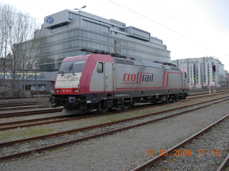Ob dieses Fahrzeug wohl vergessen wurde? Seit einer knappen Woche steht 185 594-9 ganz verloren auf dem Wiener Donauuferbahnhof umher. Vielleicht findet sich doch noch ein Lokfhrer, der sich seiner erbarmt? (12.3.2009)