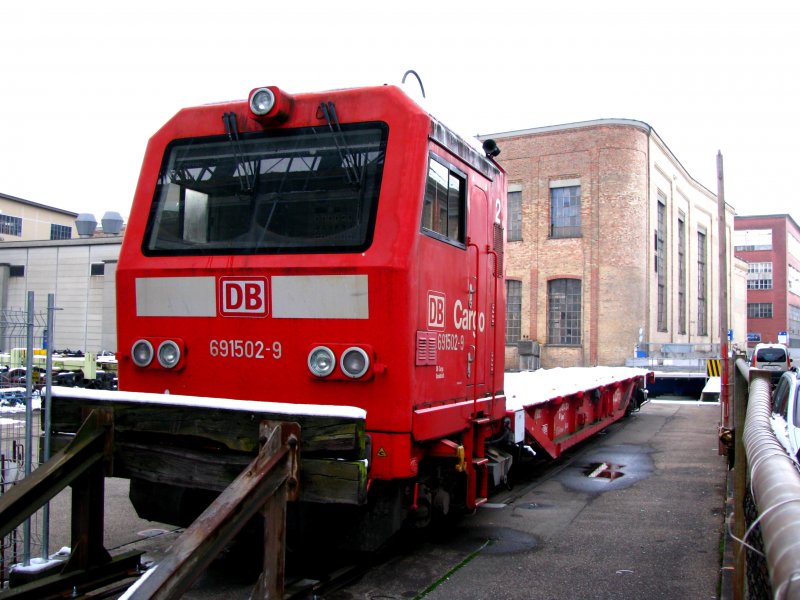 Ob er hier je wieder wegkommt. Der Triebkopf eines Cargosprinters von DB Cargo steht auf dem Sulzerareal in Winterthur. Im Anschluss an dieses Stumpengleis folgt eine Minidrehscheibe, von der aus ein Gleis durch die Strasse wahrscheinlich Richtung Gleisfeld des Winterthurer Bahnhofs f�hrt. 14.Dezember 2008