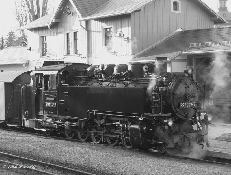 Ob es ein bearbeitetes aktuelles Foto oder eines aus den 70er / 80er Jahren ist? -Insider werden es eindeutig erkennen. VII K -Lok 99 1747- (ex DR 99 747, DB 099 727-0) in Moritzburg
