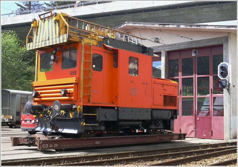 Ob es sich beim aufgeschemelten Normalspur Tem 225 058-7 vor dem Depot Tramelan um ein BLS oder CJ Fahrzeug handelt entzieht sich meiner Kenntnis. (16.05.2009)