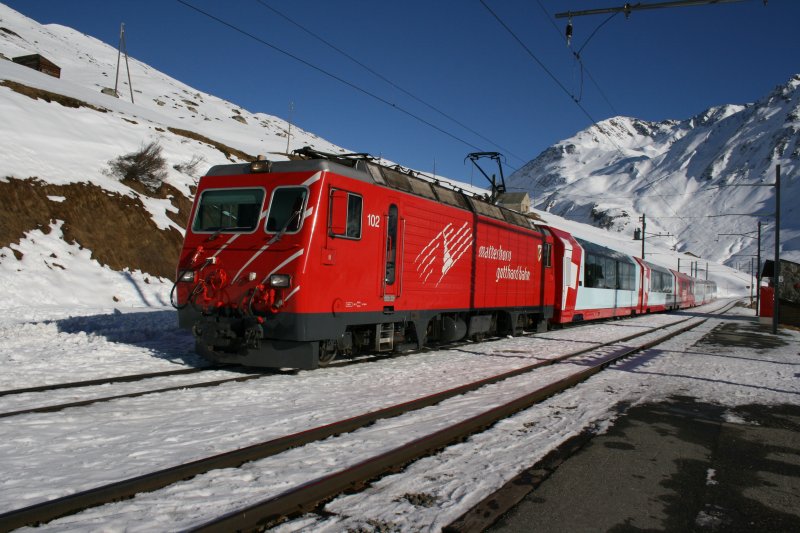 Ob die GlacierExpress-Zge tatschlich im Ntschen kreuzen mssten, ist mir nicht bekannt. Jedenfalls war dies am 13.1.2007 so, wobei der Glacier 907 (mit HGe 102) nach Abfahrt des 30 Minuten verspteten Gegenzuges gleich auch noch den Autozug abzuwarten hatte... 