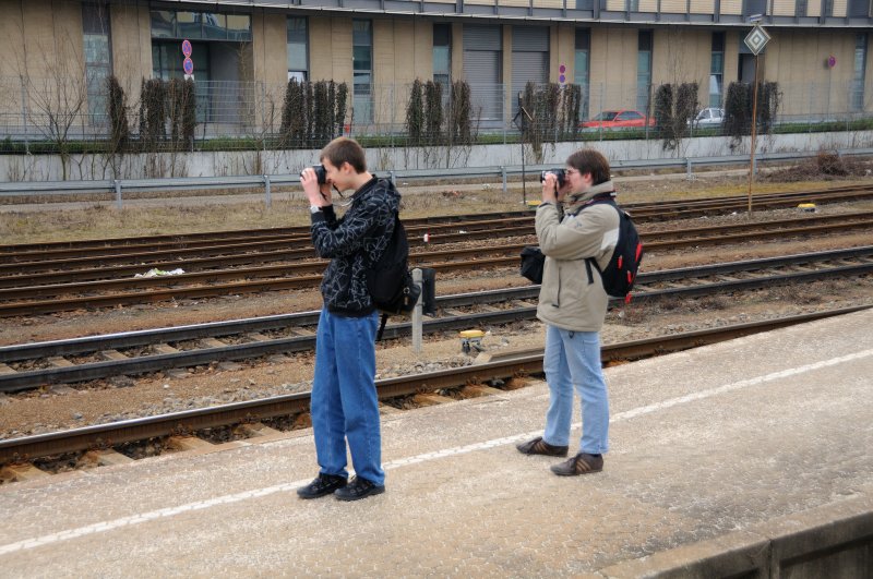 Ob die hbsche Lady wohl ne  Baureihenbezeichnung  hatte? Dennis und Kevin grinsen schon durchs Objektiv... (Regensburg, 14. Mrz 2009).