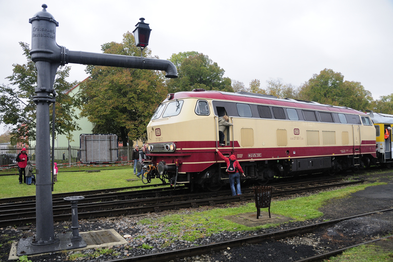 Ob man so frher die Dieselloks gewaschen hat? Oder so die Wasservorrte ergnzt? 217 001-7 im Bahnpark zu Augsburg. (25.10.2009).