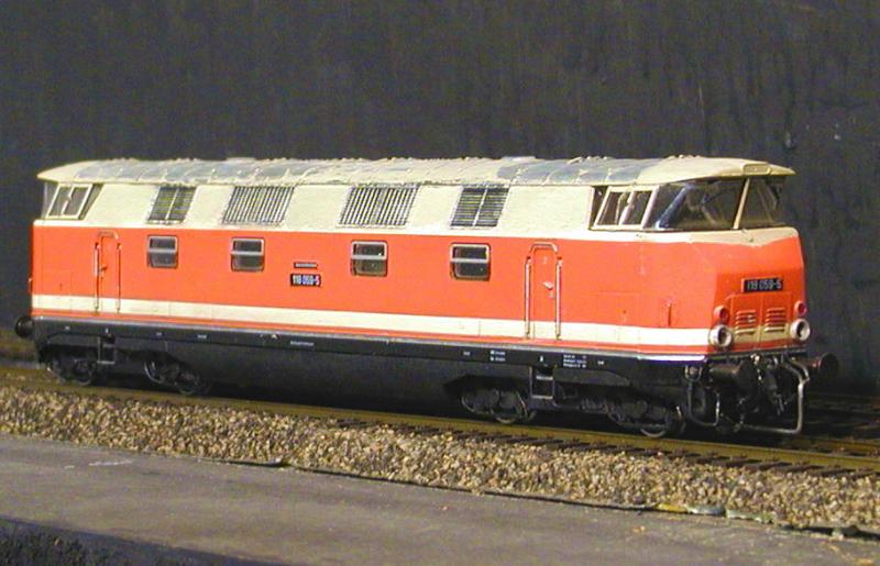 Ob die Plaste-Kanzel V180 jemals in diesem seltsamen Orange gelaufen ist, entzieht sich meiner Kenntnis. Zumindestens hat Gtzold sie so geliefert. Neben der Totalaufrstung hab ich mal ein besonderes Dachaging (Abgebltterter Lack)probiert. 