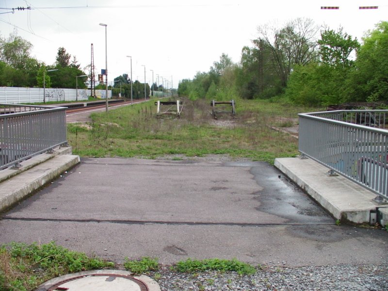 Ob sich dieses Bild verndern wird, wenn die Bau- und Modernisierungsarbeiten an der Rheintalbahn (Abschnitt Rastatt-Karlsruhe) beendet sind, wird sich zeigen. Hier sind verlassene Neben- und Abstellgleise im Bahnhof Muggensturm. 17. April 2009.