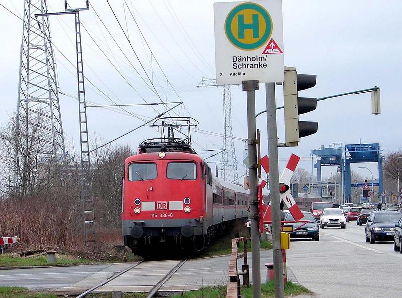 Ob der Zug auch hlt ??? ;-)  115 336-0 mit NZ1449 vor der Ziegelgrabenbrcke in Stralsund.  (am 20.04.06)