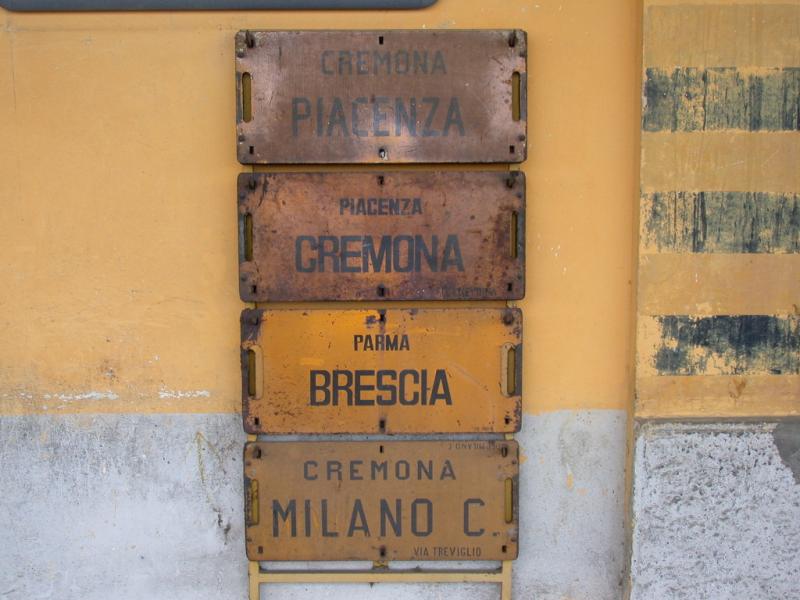 Ob diese Zuglaufschilder wohl noch gebraucht werden? Bahnhof Cremona (18.04.2002)