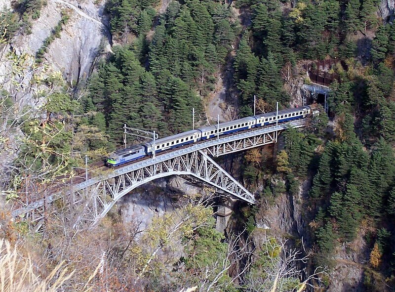 Oben angekommen hat man diesen herrlichen Blick auf das Bietschtal-Viadukt und was kommt als erster Zug: 506 mit Regional, von Brig nach Goppenstein (vordere Gleis), aufgenommen am 08.11.2006.