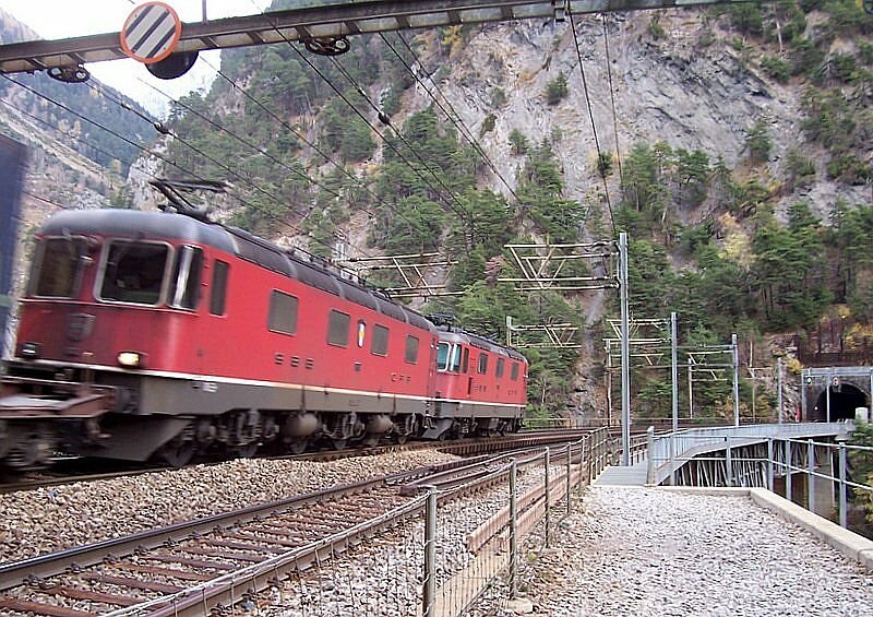 Oben angekommen, kommt ein Containerzug mit Re 6/6 und Re 4/4 (wenn es nicht stimmt, bitte melden!) von Goppenstein nach Brig ber das Bietschtal-Viaduckt, aufgenommen am 13.11.2006.