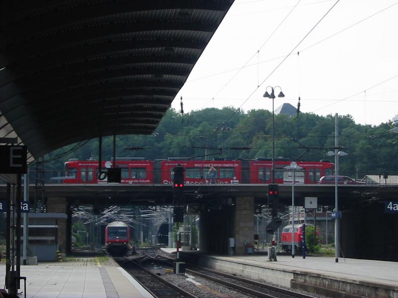 Oben eine Rote Mainz und Frankfurt Straenbahn, darunter die Rb nach Wiesbaden und rechts eine 218er.