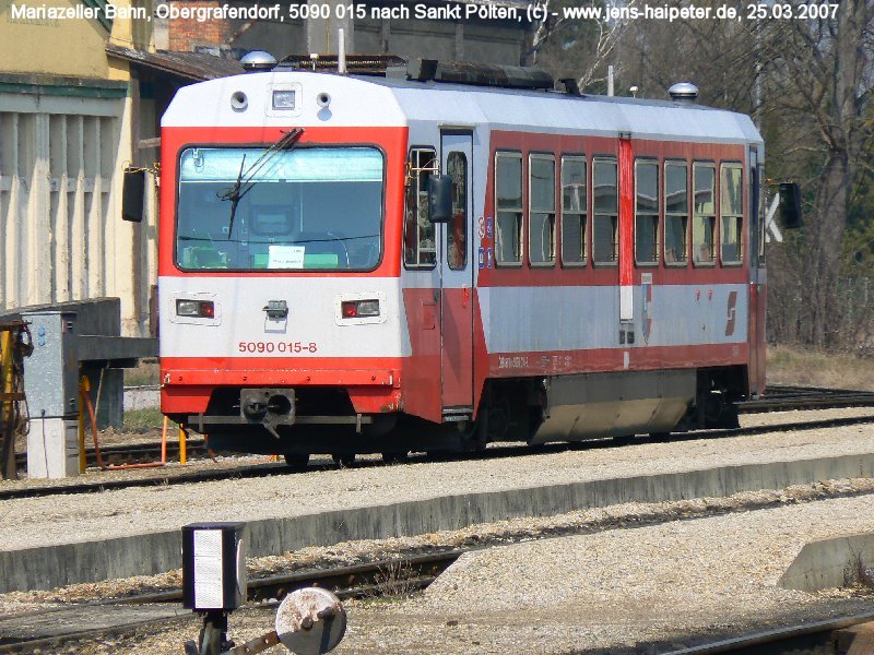 Ober Grafendorf, der Nebenast der Mariazeller Bahn ist nicht mit Oberleitung versehen und wird mit Triebwagen bzw. Diesellok befahren. Hier der abfahrbereite 5090 015 nach Sankt Plten. Foto: 25.03.2007