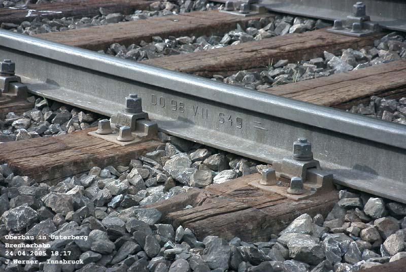 Oberbau in Unterberg QdK, die Walzprgung  DO  steht wohl fr Donawitz, die erfahrene Schmiede manch eines bewhrten Geleises. 24. April 2005