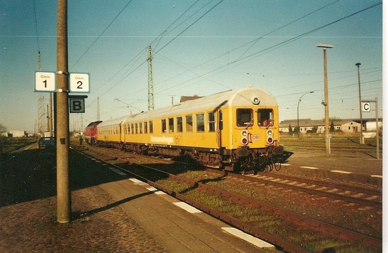 Oberbaumezug im Mai 1999 im Bahnhof Bergen/Rgen.