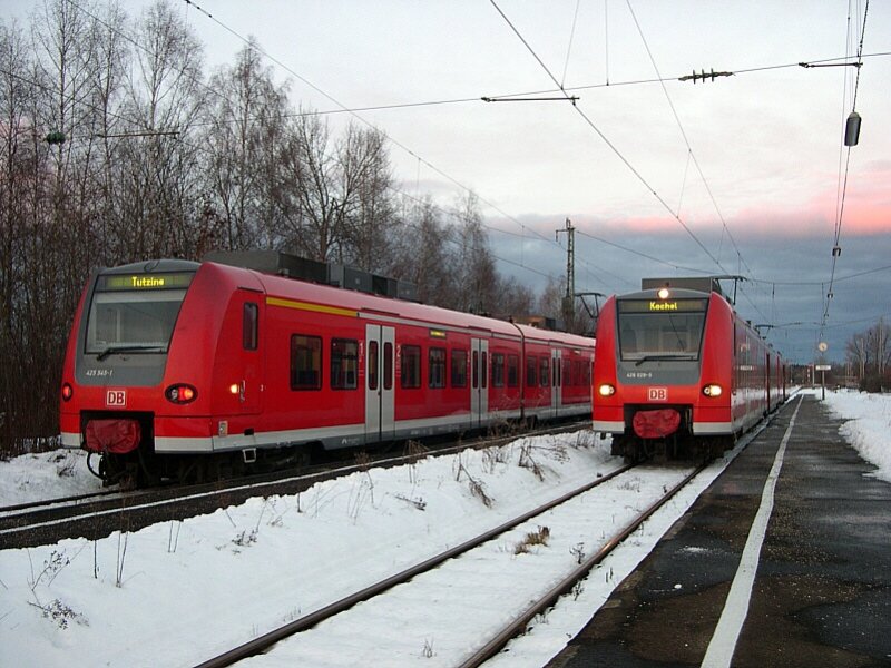 Oberbayern 2004 - Am Heiligen Abend 2004 kreuzen sich in Bichl an der Strecke Tutzing - Kochel der 425 045-2, der nach Tutzing unterwegs ist, und die beiden  Erdbeerkrbchen  426 029-5 und 032-9, die nach Kochel unterwegs sind. brigens, in drei Monaten ist Weihnachten!