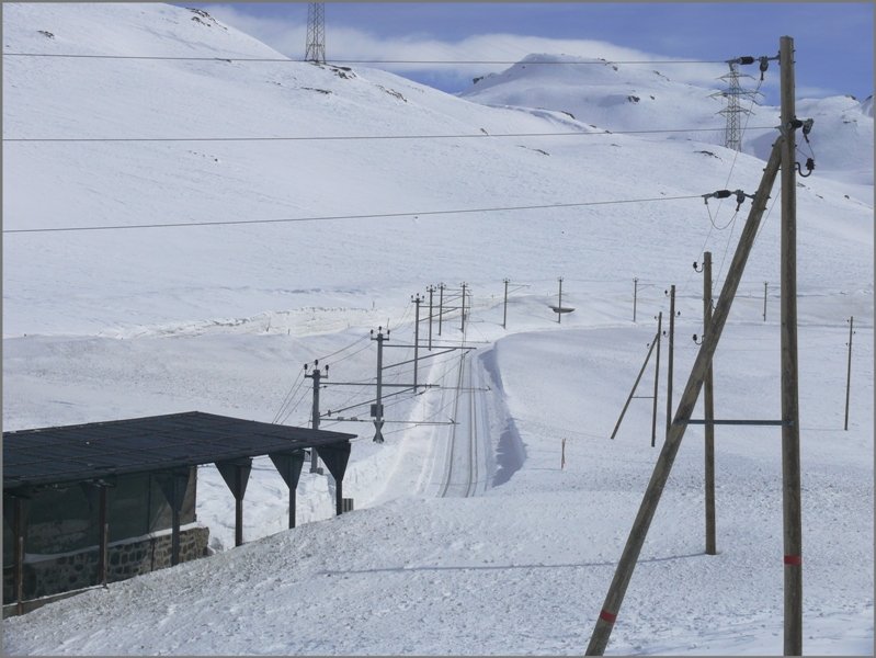 Oberes Ende der Arlas-Galerie kurz vor der Wasserscheide am Berninapass. Das Andreaskreuz des vorherigen Bildes steckt rechts in der Schneemauer. (10.03.2009)