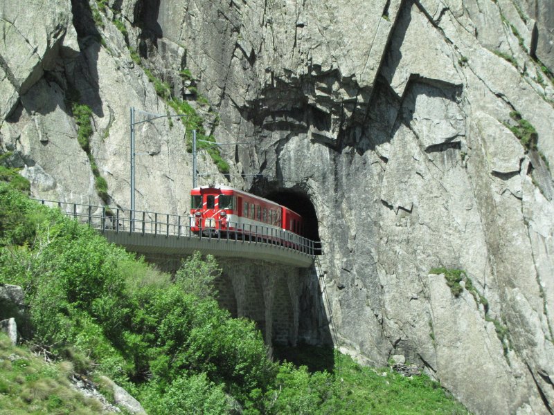 Oberhalb von Andermatt verlt dieser Zug den Bahnhof Richtung Gschenen