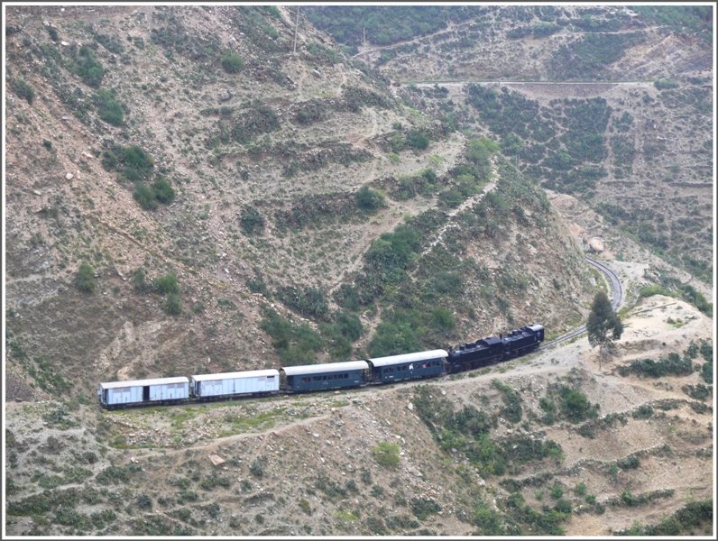 Oberhalb von Arbaroba windet sich der Dampfzug mit 442.54 und 442.55 langsam talwrts. (29.10.2008)
