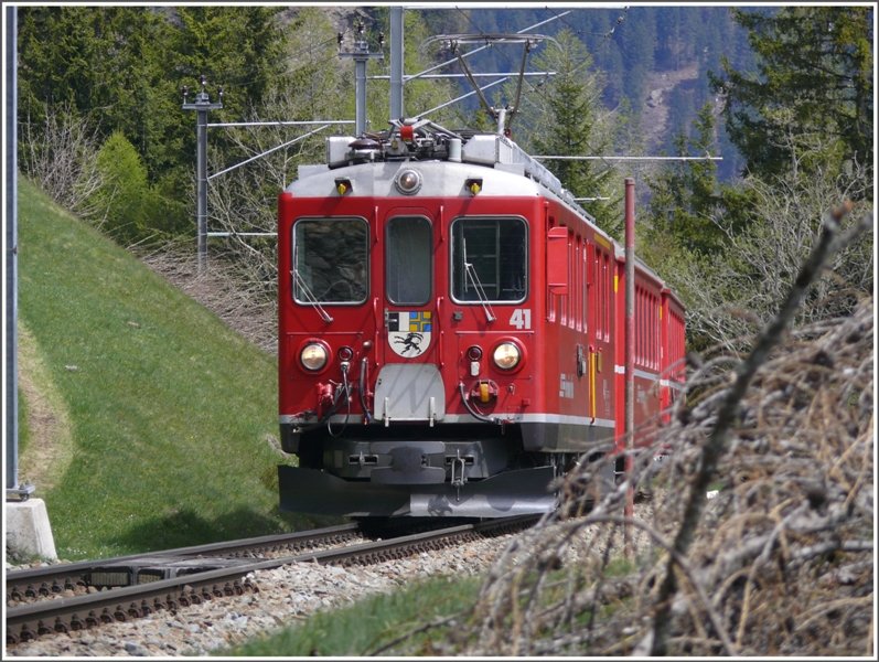 Oberhalb Cadera kommt schon der R1648 mit ABe 4/4 II 41 von Tirano herauf. (06.05.2009)