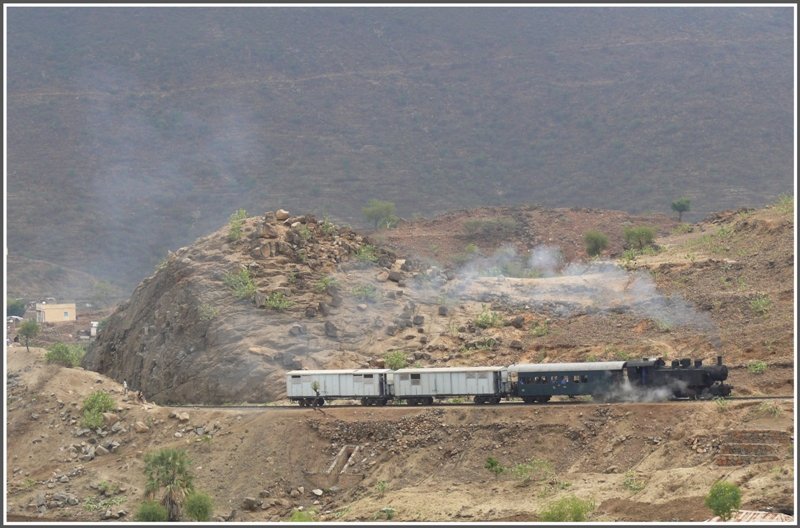 Oberhalb von Ghinda waren erhebliche Erdarbeiten ntig, um die Linie in weiten Schlaufen dem Berghang entlang zu bauen. (31.10.2008)