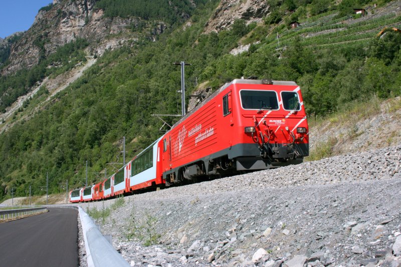 Oberhalb Kalpetran ist am 25.7.2009 Glacier Express 908 (Zermatt - St. Moritz) mit HGe 4/4 105 unterwegs. 