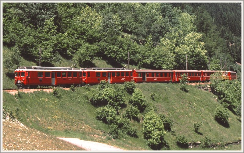 Oberhalb Privilasco fahren zwei ABe 4/4 mit einem Regionalzug talwrts. (Archiv 08/84)