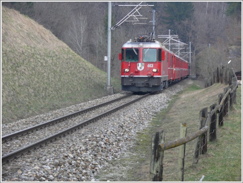 Oberhalb von Reichenau-Tamins kommt mir RE1244 mit Ge 4/4 II 613  Domat/Ems  entgegen. (03.04.2009)