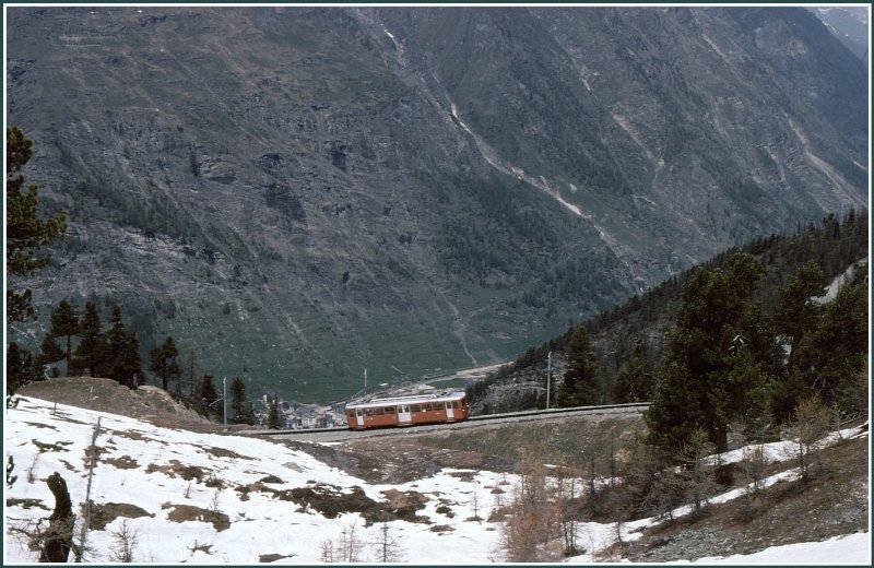 Oberhalb Zermatt klettert ein Bhe 2/4 bergwrts Richtung Gornergrat. (Archiv 05/77)
