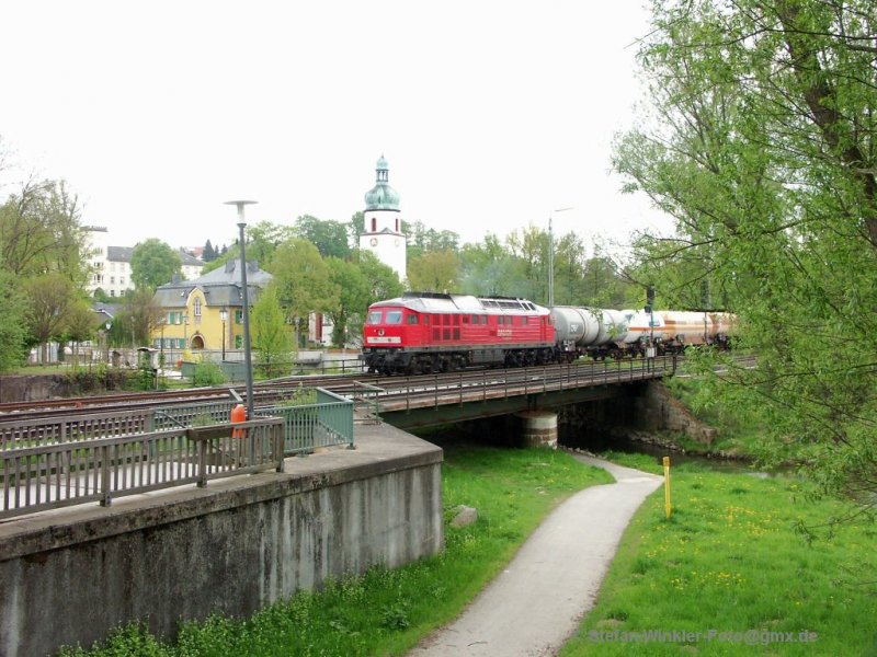 Oberkotzau am Mittag des 29.04.2009. Ein langer Gz mit 232 der Railion erreicht den Ort und passiert gerade die Kirche und das ehem. Schloss (weisser Turm links hinten).