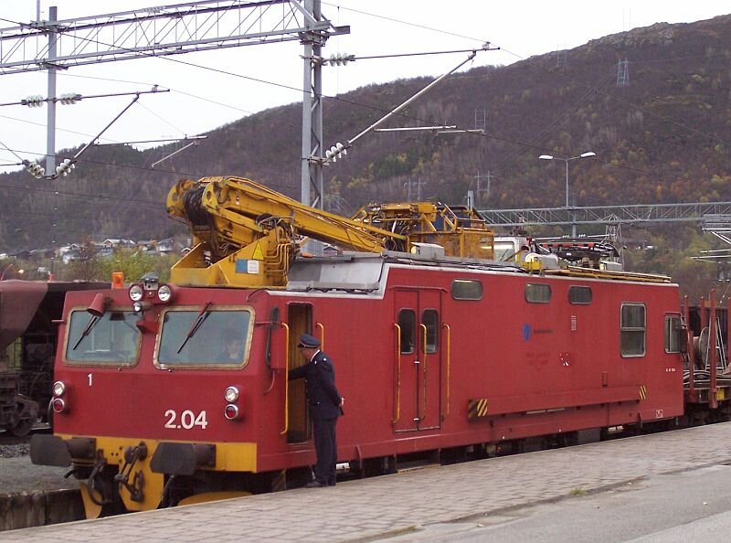 Oberleitungs-Baufahrzeug 2.04 mit Fahrdienstleiter des Bahnhofes Narvik am 10.10.2006 in Narvik, das Fahrzeug gehrte mal der NSB, das entfernte Symbol ist noch in der Mitte des Fahrzeuges erkennbar, Nummer und Farbe stimmen auch, der neue Eigentmer ist aber nicht erkennbar.