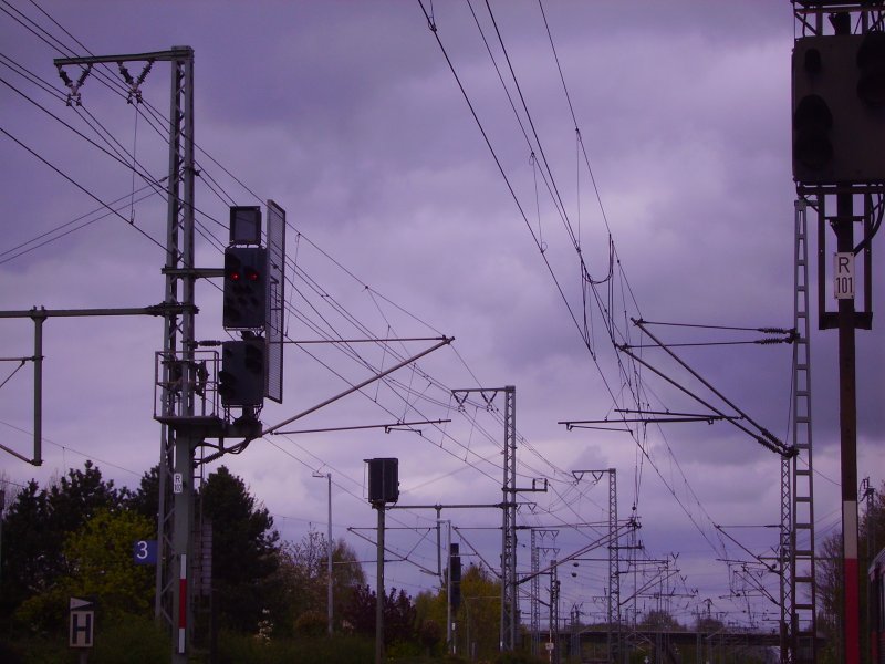 Oberleitungsgewirr und Norddeutsches Wetter in Elmshorn am 20.04.07