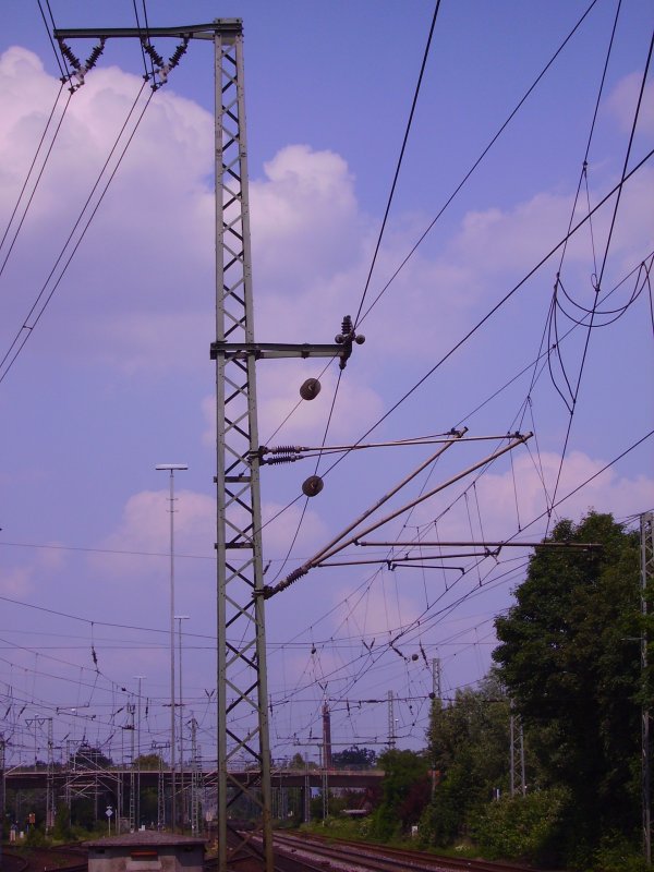 Oberleitungsmast mit Doppelausleger in Elmshorn. 07.06.07