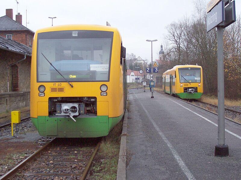 Oberpfalzbahn VT 40 nach Cham (links) und VT 35 nach Lam (rechts)am 27.11.2004 im Bahnhof Ktzing. Die RegioShuttle Cham - Ktzing - Lam fahren nicht durch, man mu in Ktzing umsteigen. Die Oberpfalzbahn betreibt die Stecken Cham - Ktzing - Lam, Cham - Waldmnchen und im Auftrag von DB-Regio Bayern den RB-Verkehr Schwandorf - Cham - Furth im Wald. 