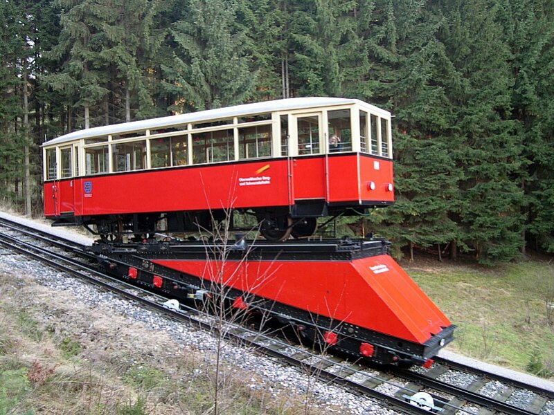 Oberweibacher Bergbahn 2005 - Die Gterbhne der Bergbahn Obstfelderschmiede - Lichtenhain ist am 08.01.2005 auf der Talfahrt. Sie wird auch heute noch zum Transport der Flachstrecken-Triebwagen dieser Bahn, in das DB Werk Berlin benutzt.  