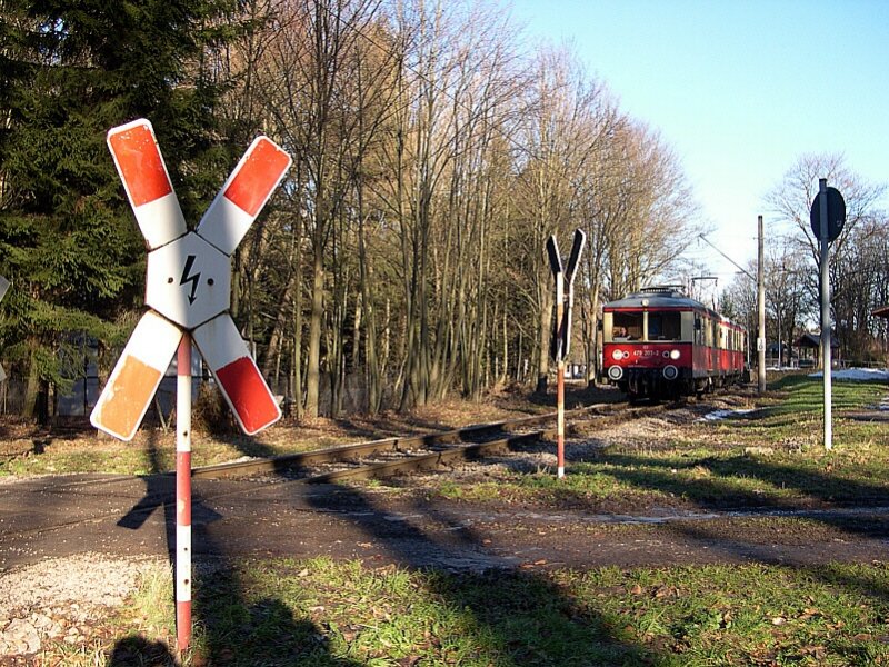 Oberweibacher Bergbahn 2005 - Die Haltestelle Deesbach hat soeben die Komposition aus 476 203 und 201 verlassen. 08.01.2005