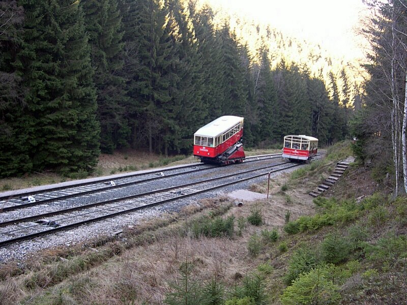 Oberweibacher Bergbahn 2005 - Im Schatten der Nadelbume fhrt die Bergstrecke der Oberweibacher Bergbahn von Obstfelderschmiede nach Lichtenhain an der Bergbahn. Diese Strecke ist die einzige, von der DB betriebene Bergbahn.