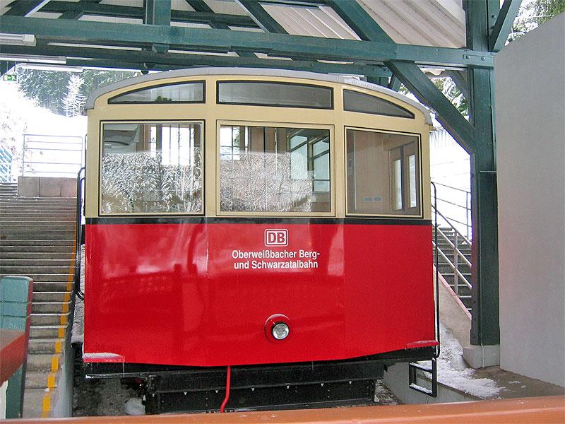 Oberweibacher Bergbahn.
Der Personenwagen in der Talstation.
28.12.2004