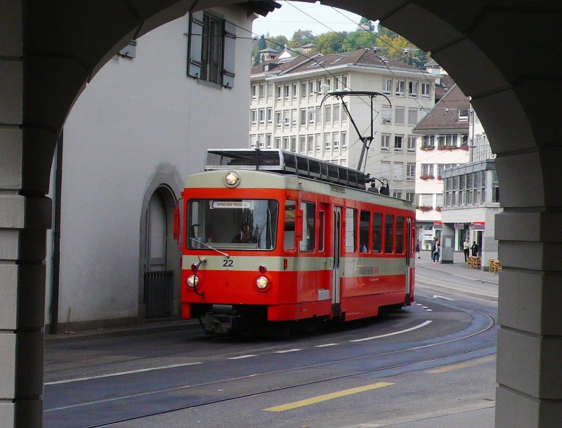 Obwohl alle Stadlerzge wieder in Betrieb sind fahren sie
immer noch. BDe 4/8 22 beim Waaghaus am 05.10.09.