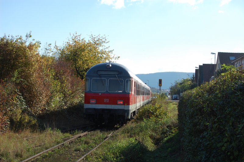 Obwohl das B�-�berwachungssignal nach dem  Schl�sseln  der Zugbegleiterin nicht blinkte, machte sich diese RB nach Oberlenningen trotzdem auf den Weg. Aufgenommen am 19.10.2009 in Dettingen.